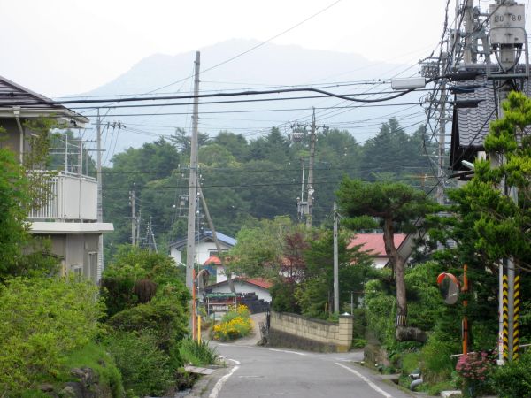 ゆるやかに坂を下る旧中山道