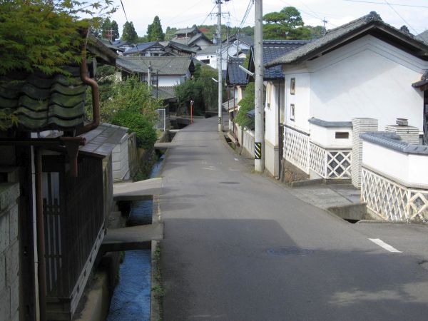 間の宿茂田井に入る