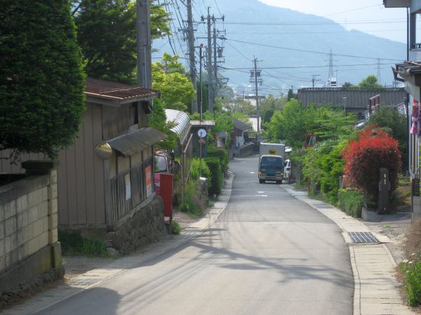 下り坂が続く