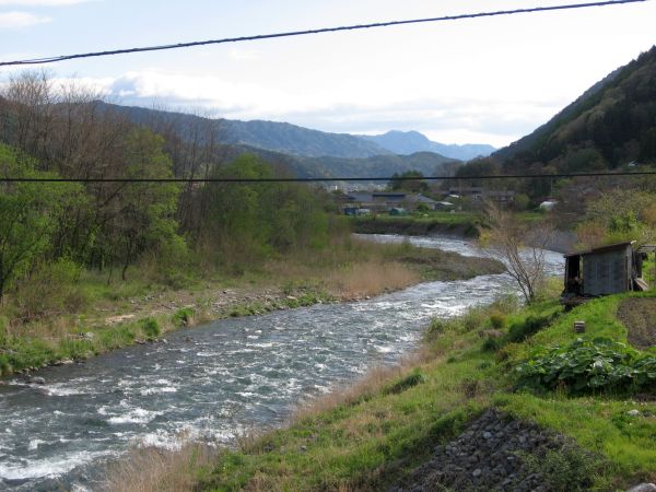 木曽川に沿って歩く