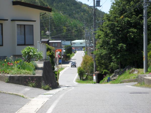 旧立場のスーパーに向かう旧中山道