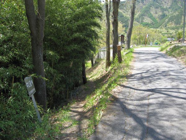 左にそれる旧中山道