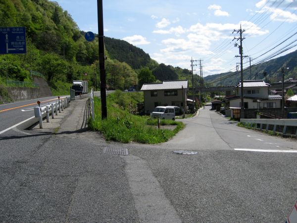 国道から右に分岐する旧中山道