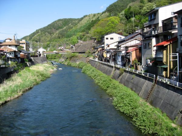 橋の上から家並みを見る