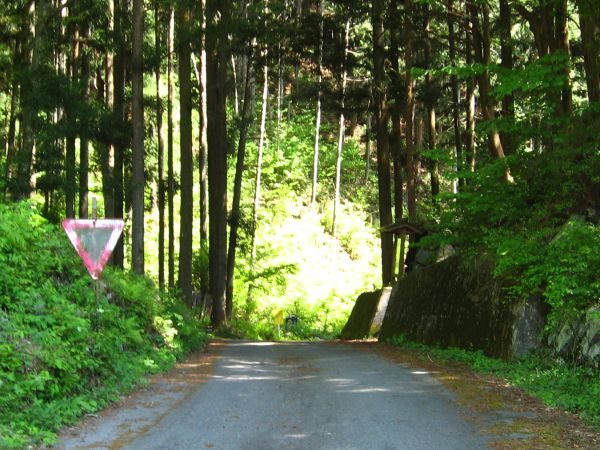 右手が御嶽山遙拝所