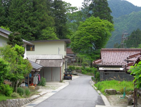 熊野神社の前を右へ