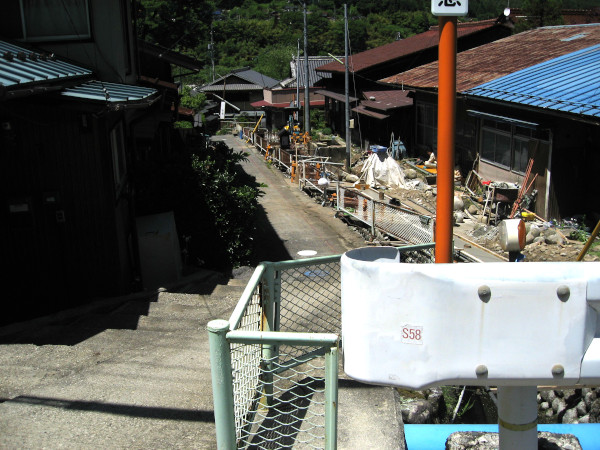 街道中央に水路が残る