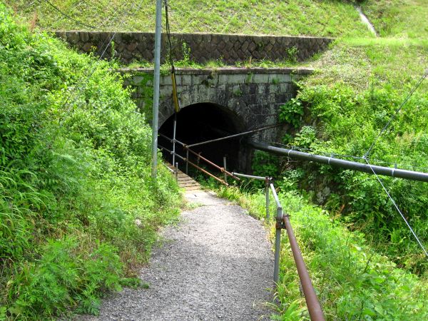 線路をくぐるトンネル