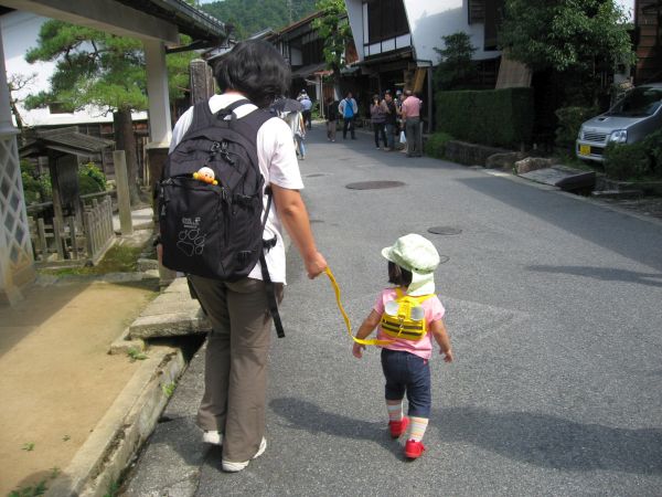 リード付きリュックで娘を歩かせる