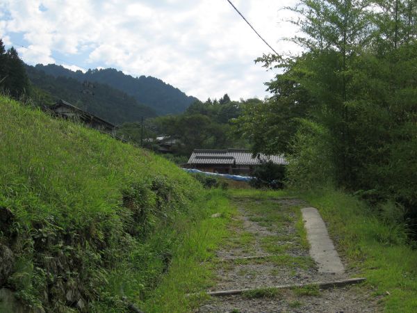 馬籠峠に向かって歩き始める