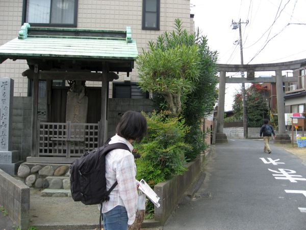 大山道道標と鳥居