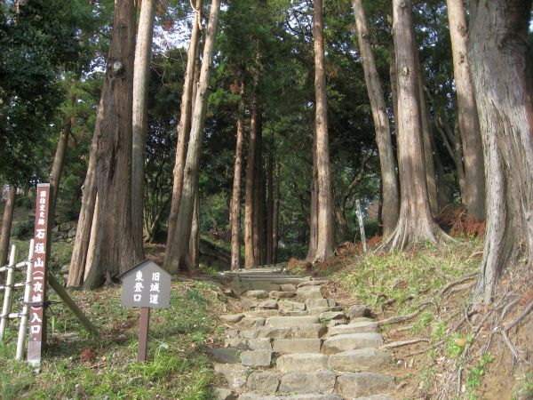 石垣山一夜城登城口