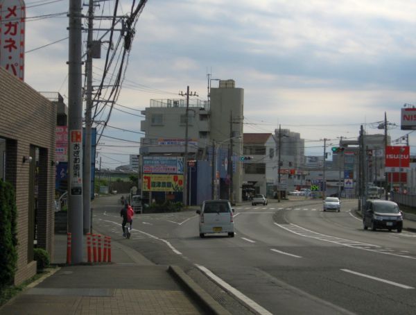 県道を左にそれる