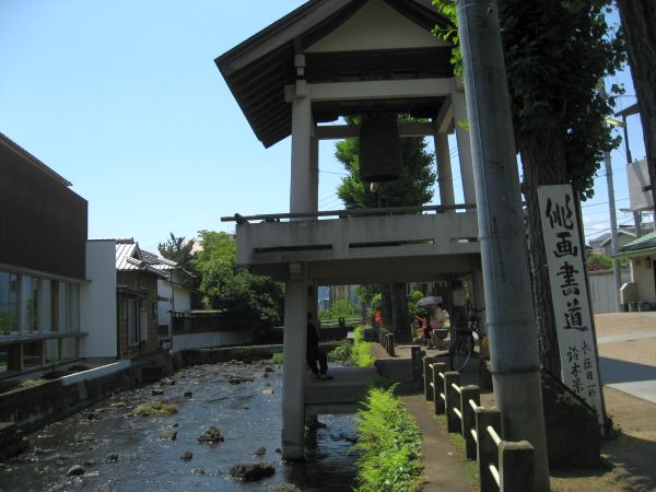 時の鐘と水路