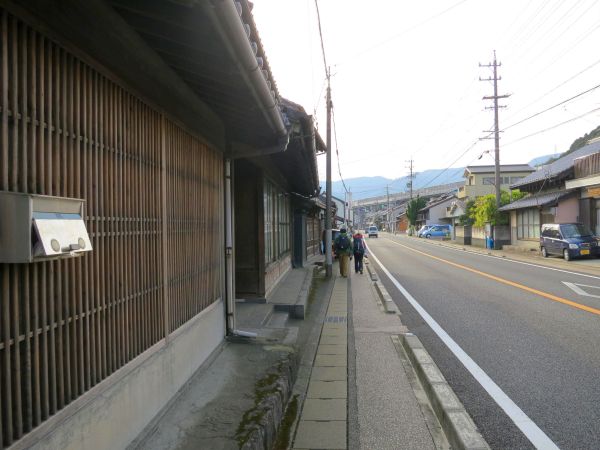 由比に向かう東海道