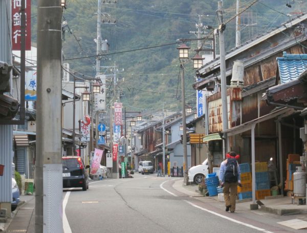 由比宿を出た東海道