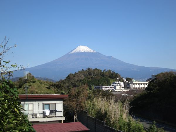 電線に邪魔されない富士山