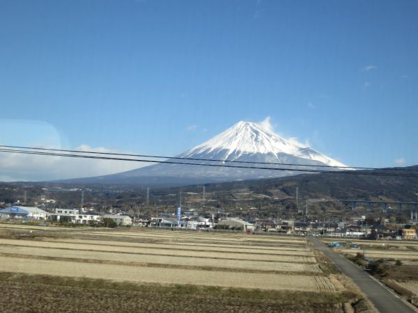 新幹線の車窓から見える富士山