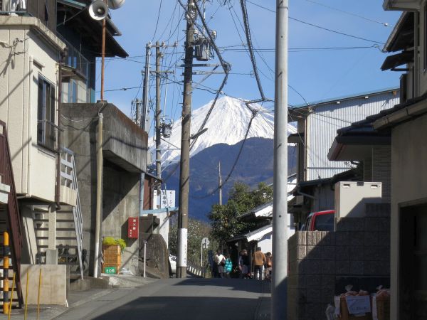 くらさわ屋の先から振り返って見た富士