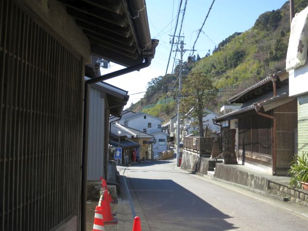 雰囲気のある道が続く