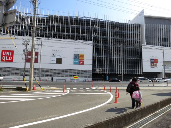 東海道がショッピングセンターに突き当たる