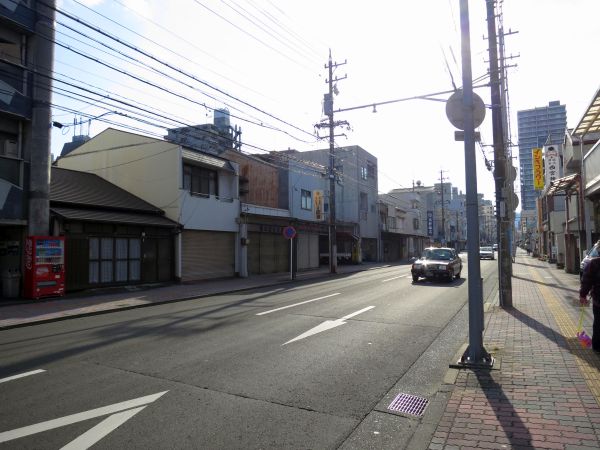 シャッター通りを通り抜ける車