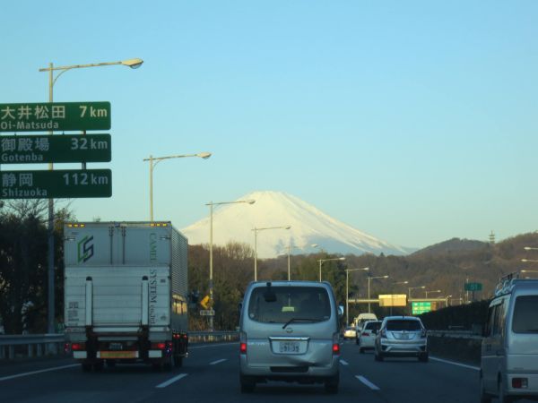 東名高速道路で静岡に向かう