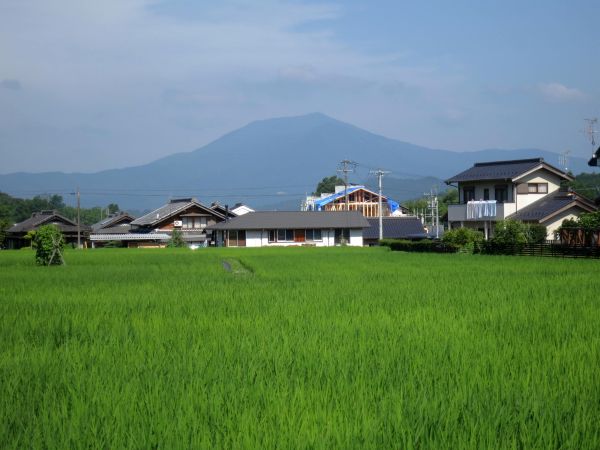 街道右手の笠置山