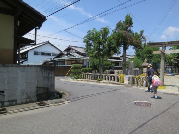 市神神社の突き当りを左に折れる