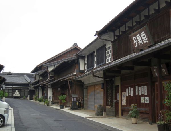 旧家屋が建ち並ぶ