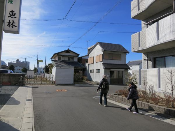 魚林の突き当たりを右