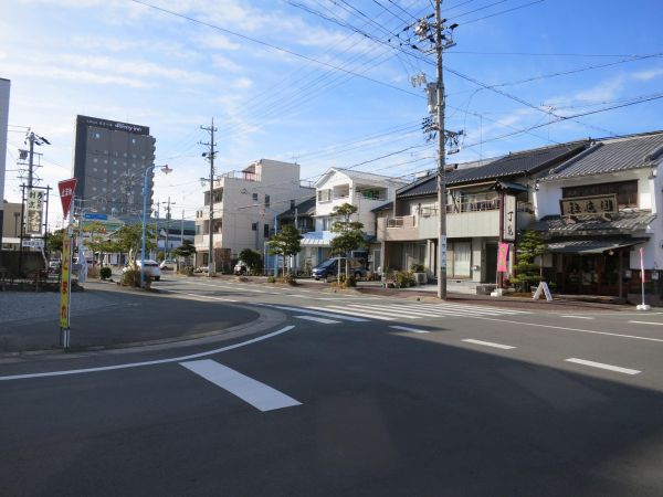 和菓子屋の前を左