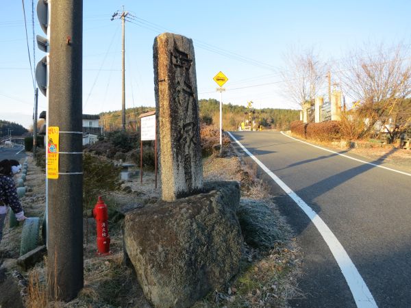 右に分岐する旧道