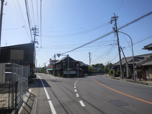 左にそれて直進する旧中山道